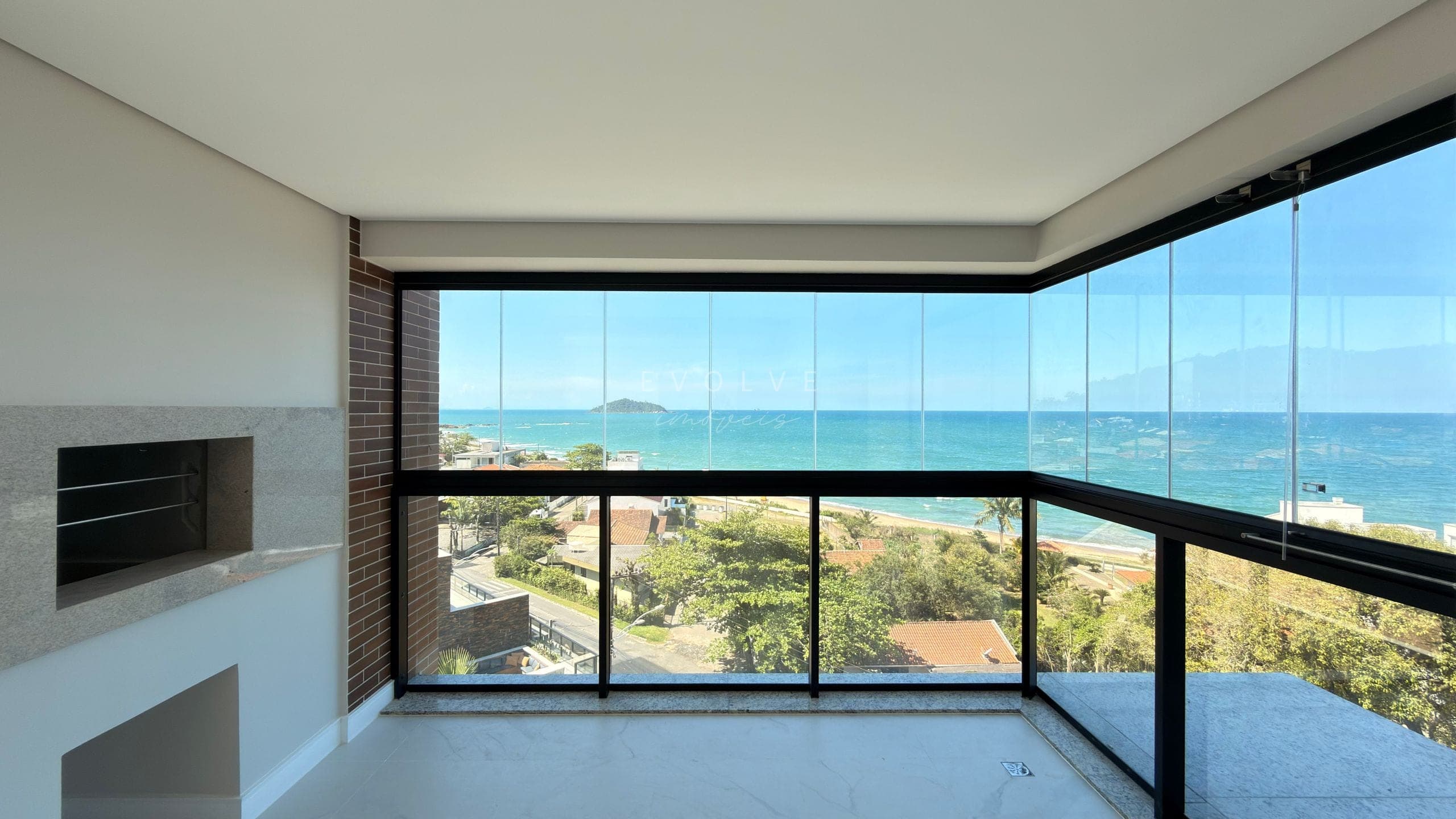 Sacada integrada com vista para o mar
