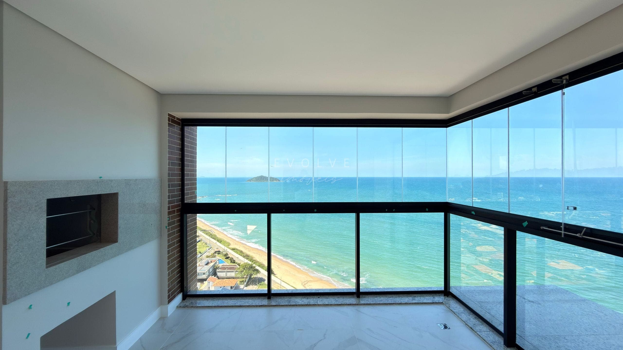 Sacada de canto com vista para o mar