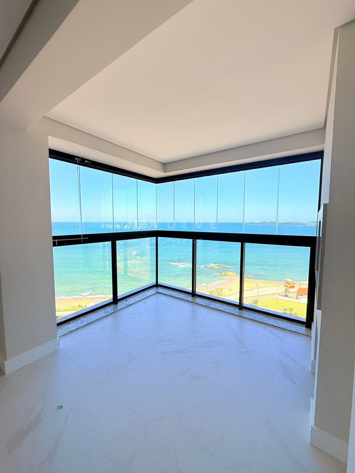 Varanda de canto com vista para o mar