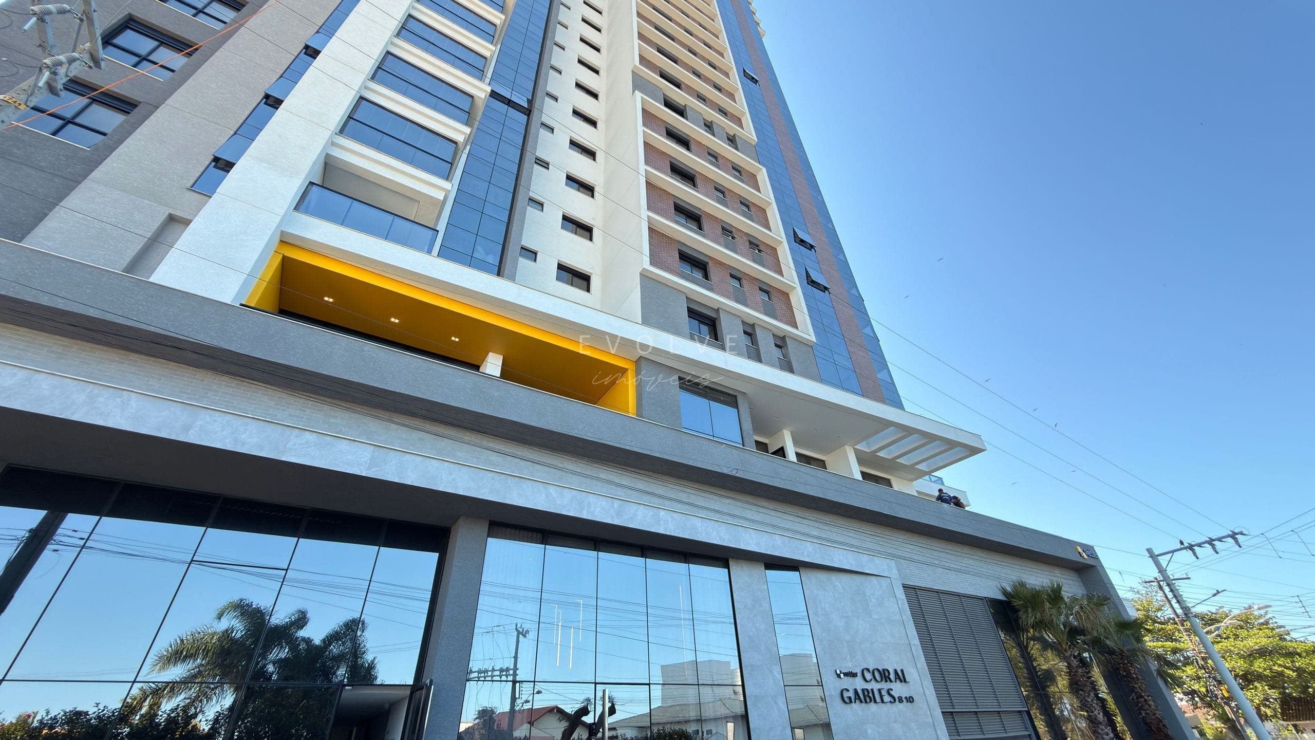 Fachada — torre e passarela