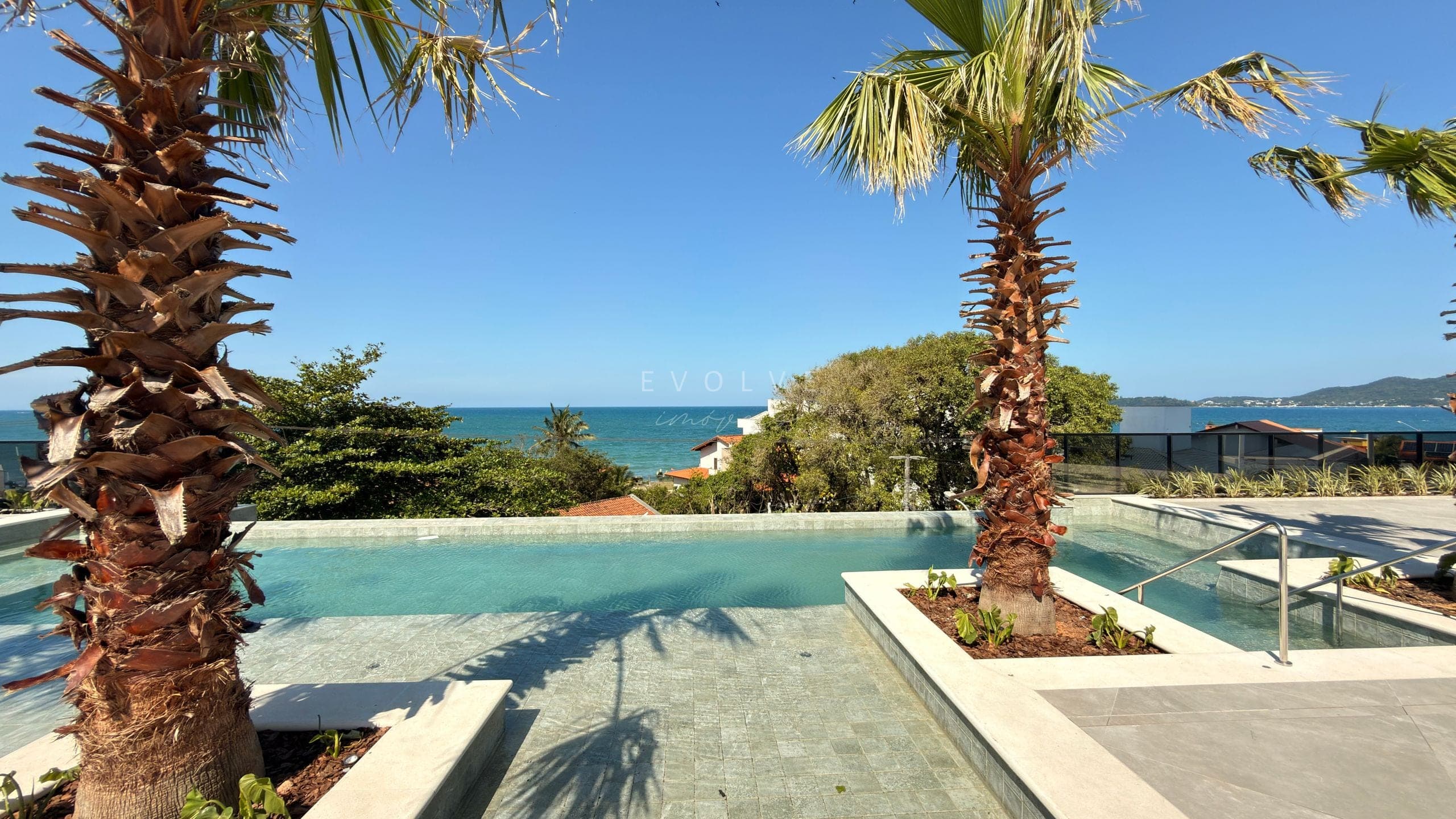 Piscina externa com vista para o mar
