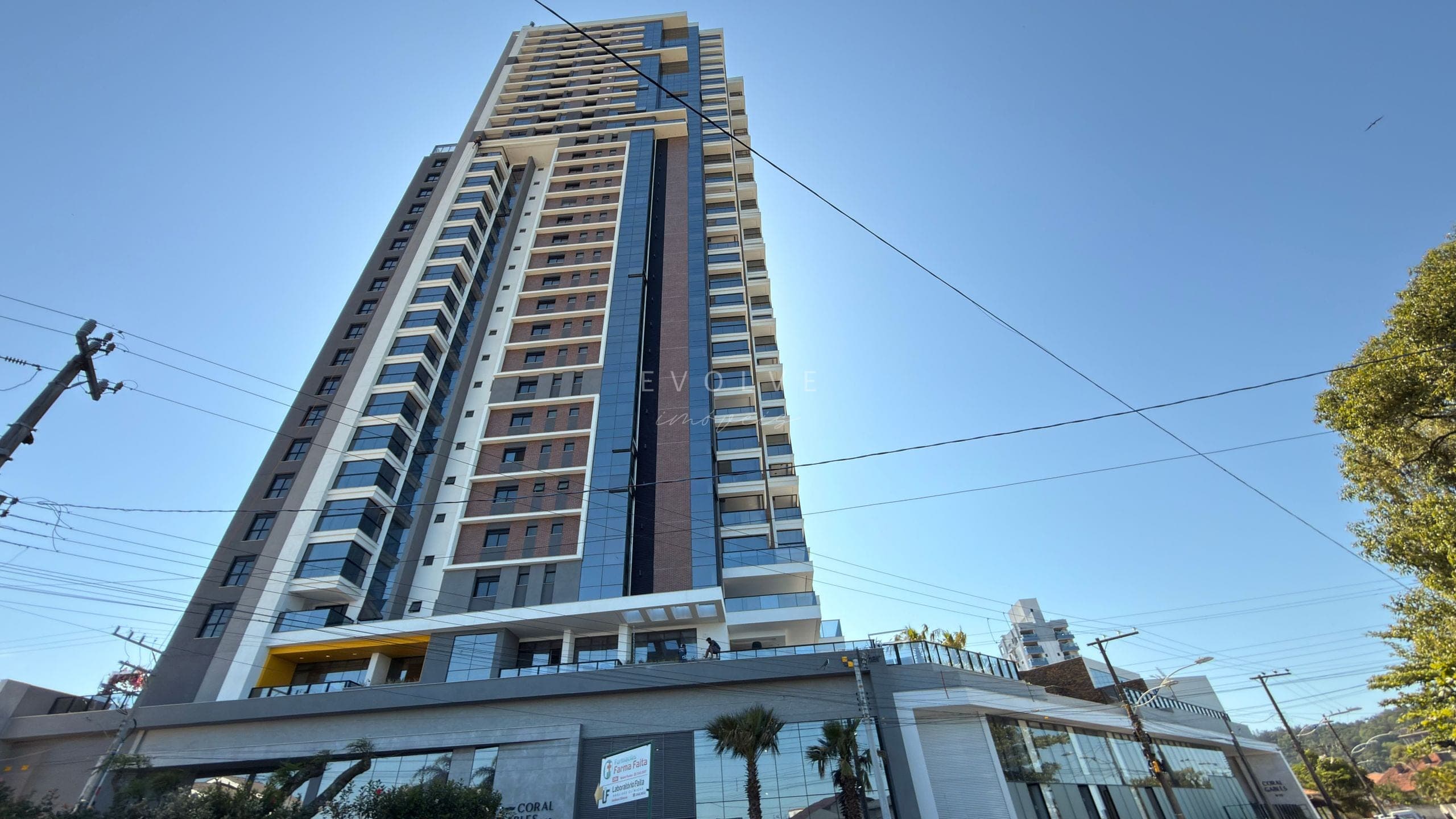 Fachada — torre vista de baixo
