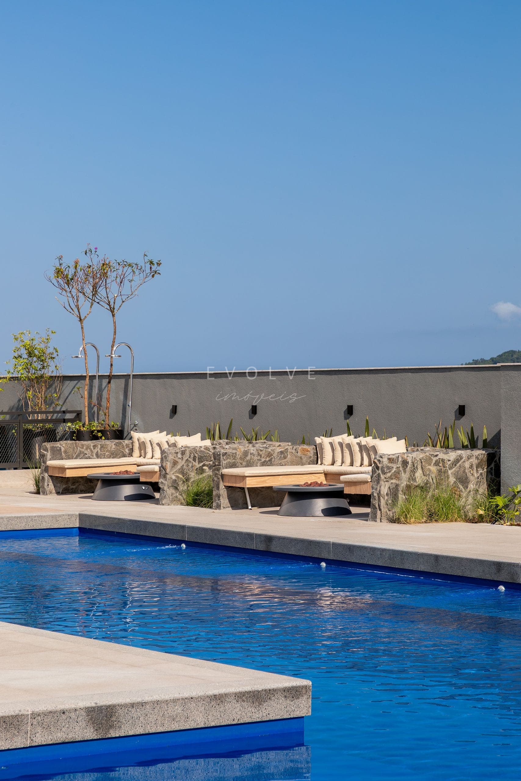 Deck da piscina com vista para o mar