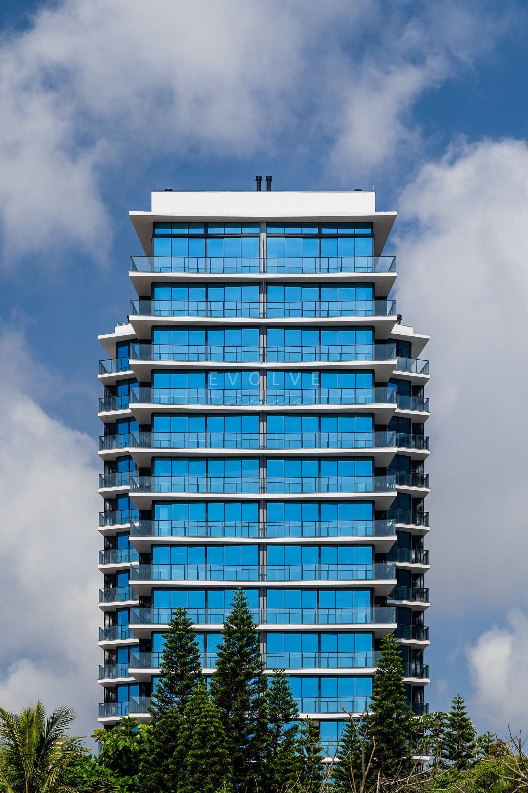 Fachada — torre em vidro